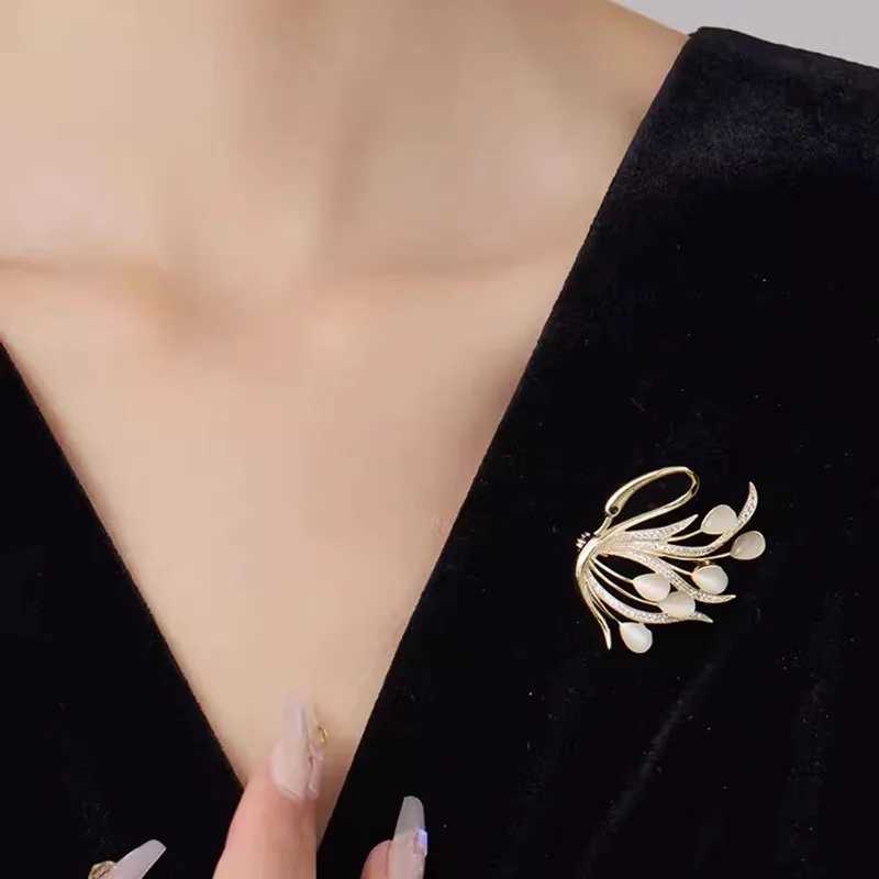 Exquisite Cat Eye Swan Brooch Highend Feminine Corsage Fashion Suit Personalized Pin Neck Clothing Accessories D250918