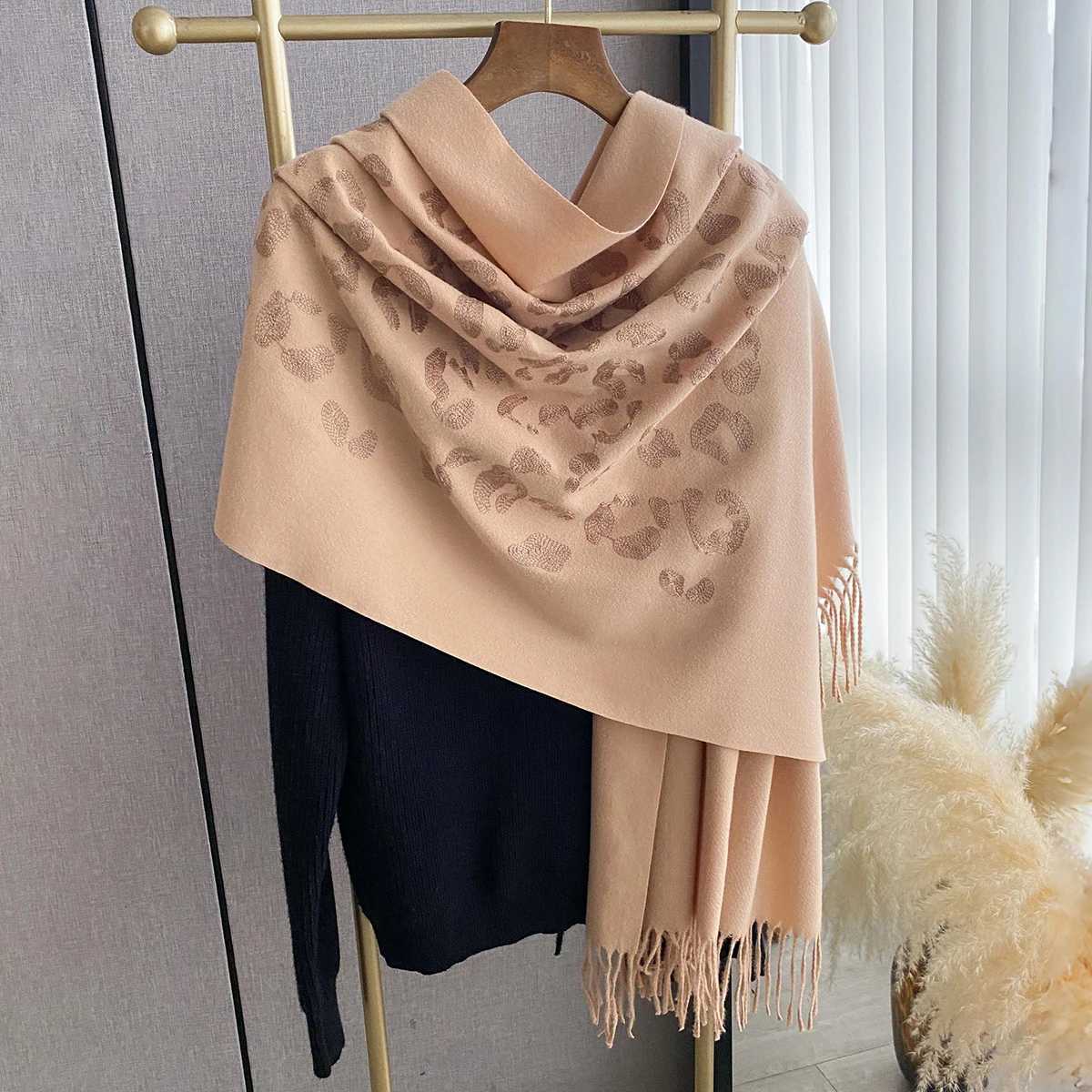 2025 Luxury Warm Poncho Cashmere Winter Wen Scarves Embroidery Shl Wrs Fem Thick Blanket Bufanda Echarpe Scarf Y250918