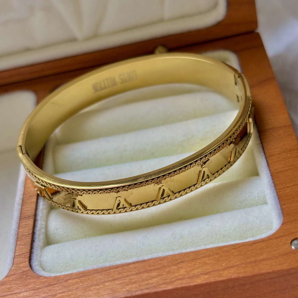 Letter Bracelet Women, Light , High-End Feel, Titanium Steel, Non-Fading, Exquisite Ins Fashion Design, Gold Hand Jewelry for Women ddmypluto