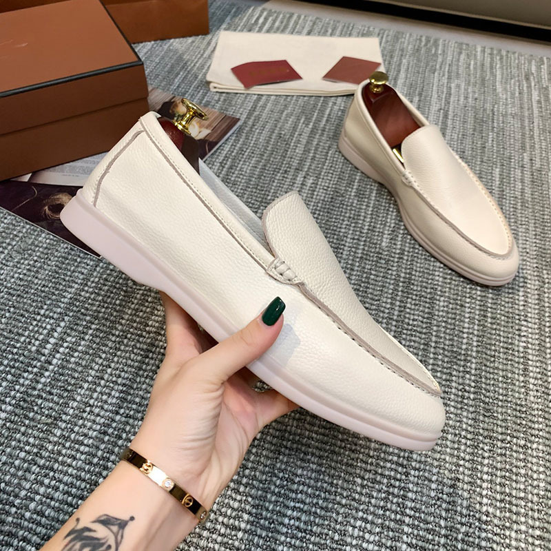 The new loafers are comfortable for men to wear with one foot. They are flat, fashionable, classic and trendy couple shoes without the same style. fre