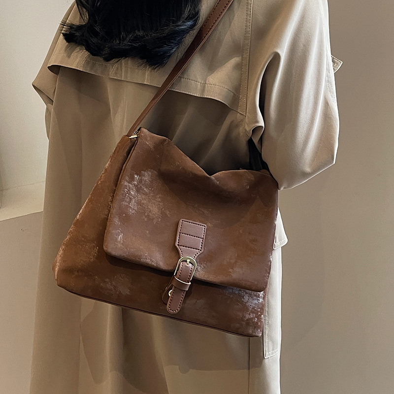 Large Capacity Tote Bag New Retro Style Women s design Shoulder Bag Versatile Commuting Bag Autumn New Designer Bag Women s Crossbody Bag