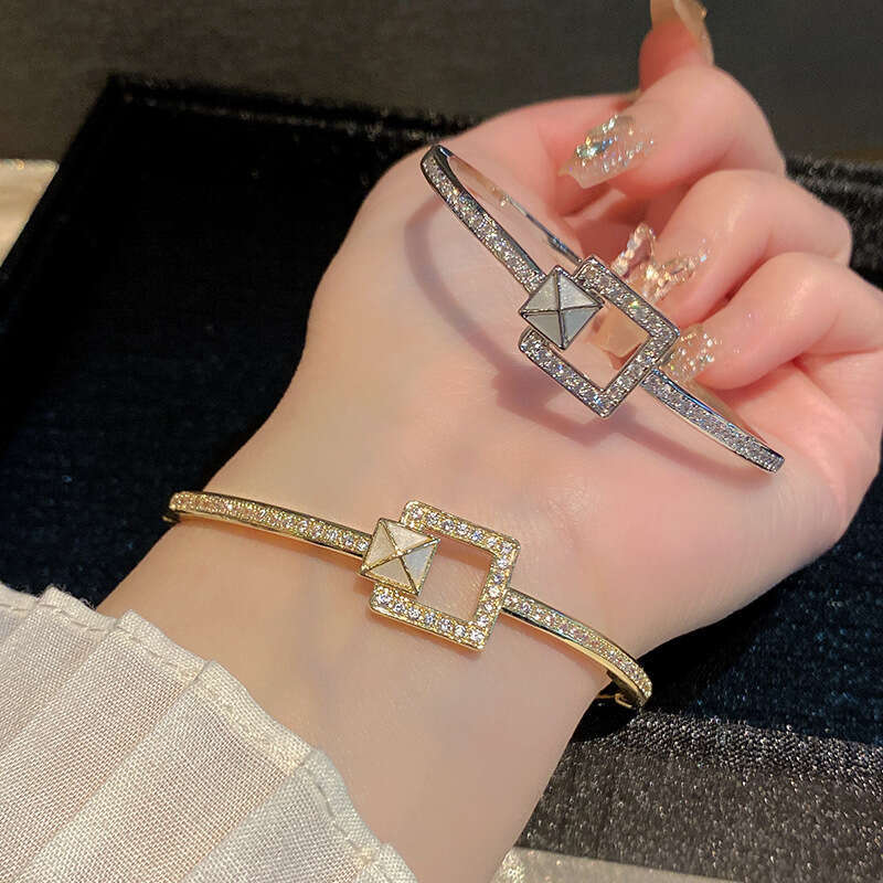 New Women's Twist Knot Small Flower with Dia Niche High-end Elegant Bracelet Jewelry ddmypluto