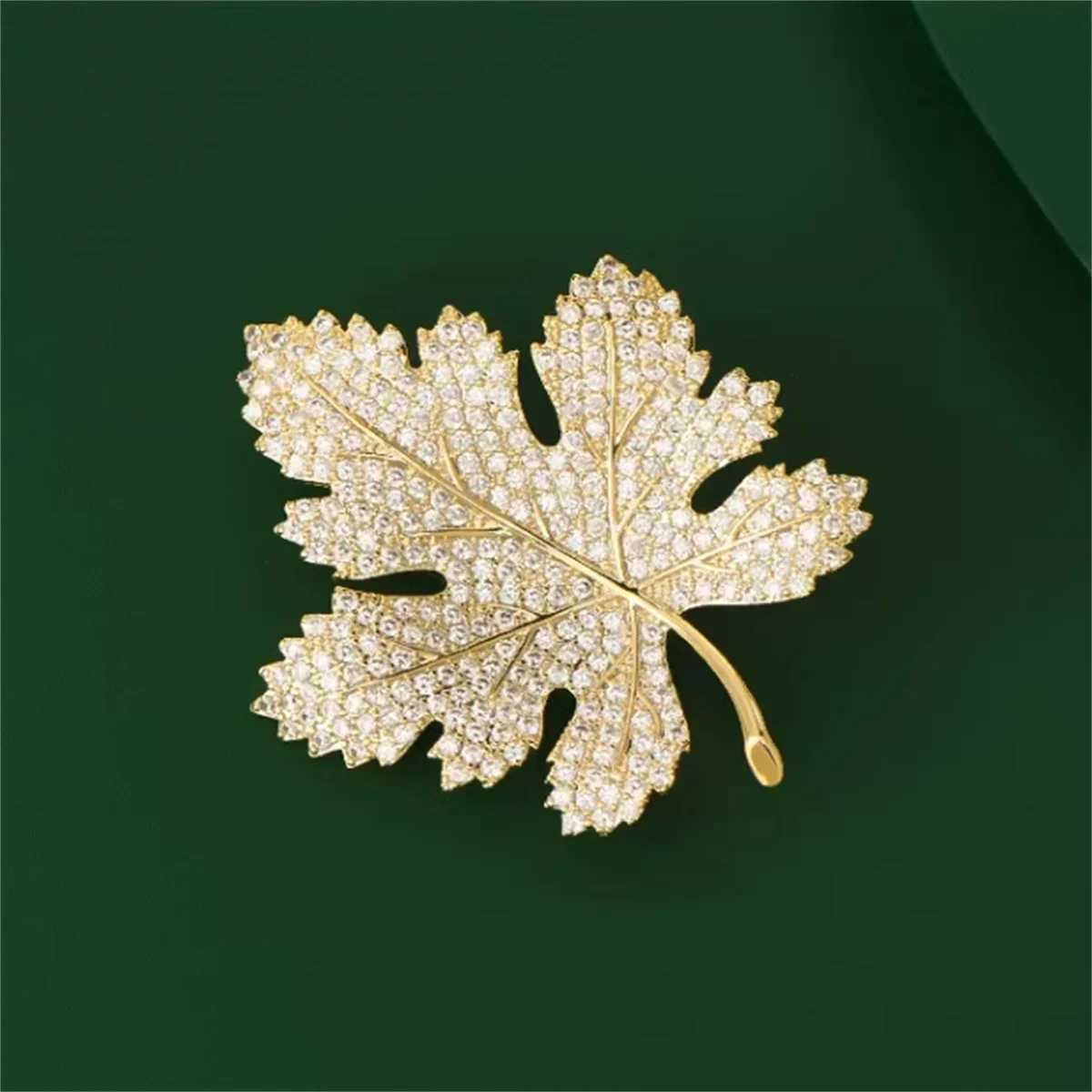 Maple Leaf Brooch Exquisite Luxury Temperament Chest Flower Pin Inlaid Zircon Mens And Womens Fashion Jewelry Party Gift 2024 D250918