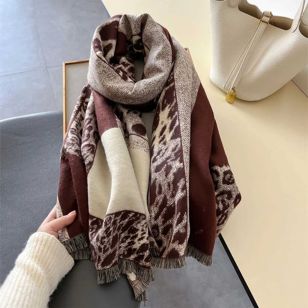 Fashion Leopard Print Scarf Fringes Shl Wan Autumn Winter Warm Muffler Cashmere Like Neckerchief Bandelet Scarves Y250918