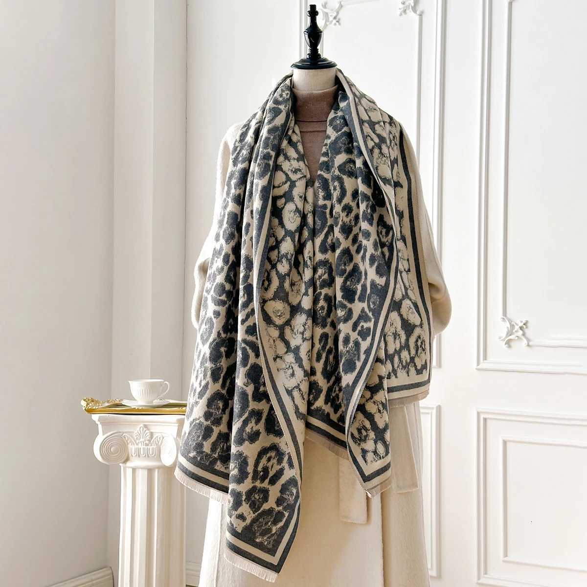 New Elegance Wen Leopard Print Scarf 2025 Winter Warmer TwoSided Scarves Fem Shls Thick Blanket Wrs Foard Y250918