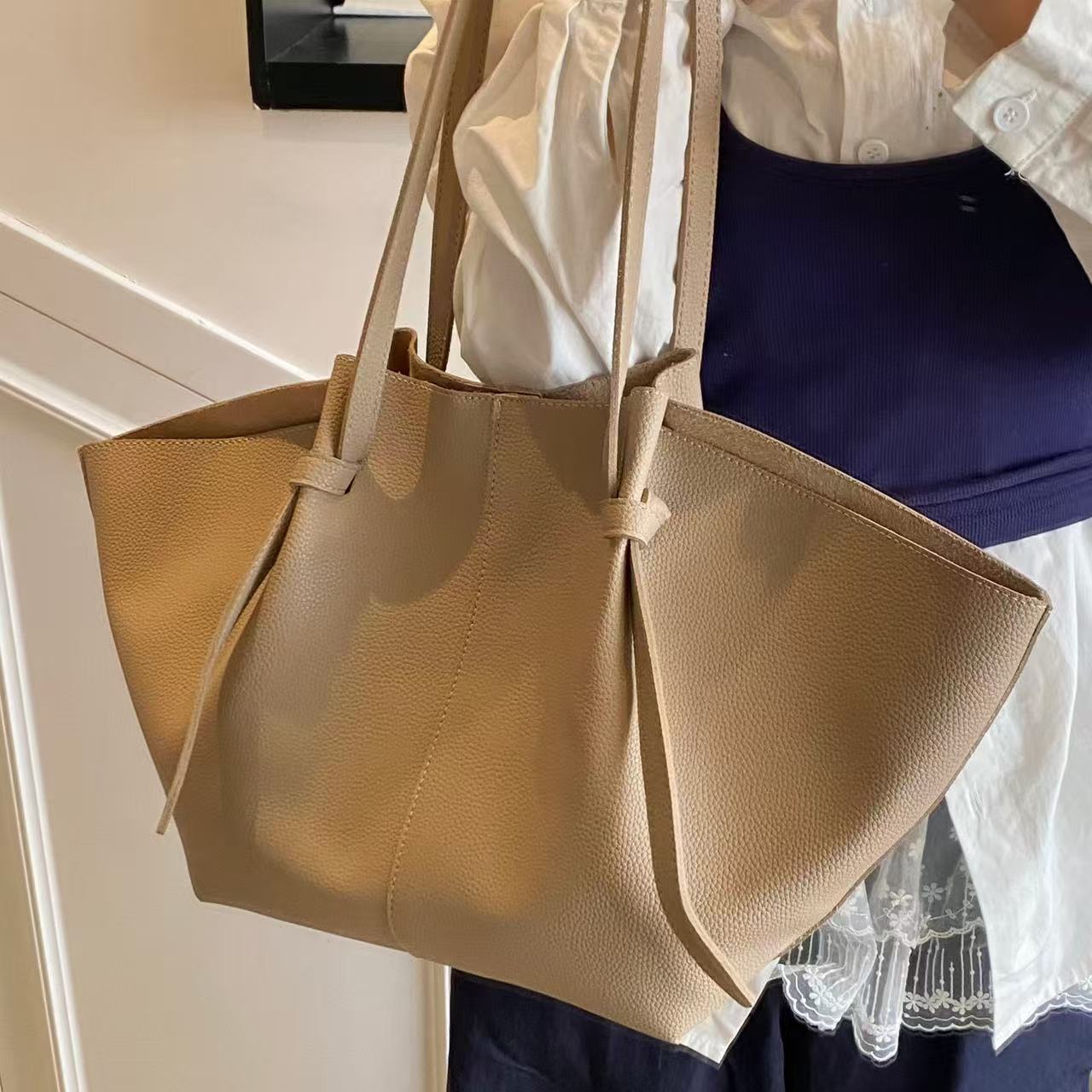 Small niche design large capacity pleated tote bag 2025 trend versatile cross-border hand-held wing bag armpit women's bag