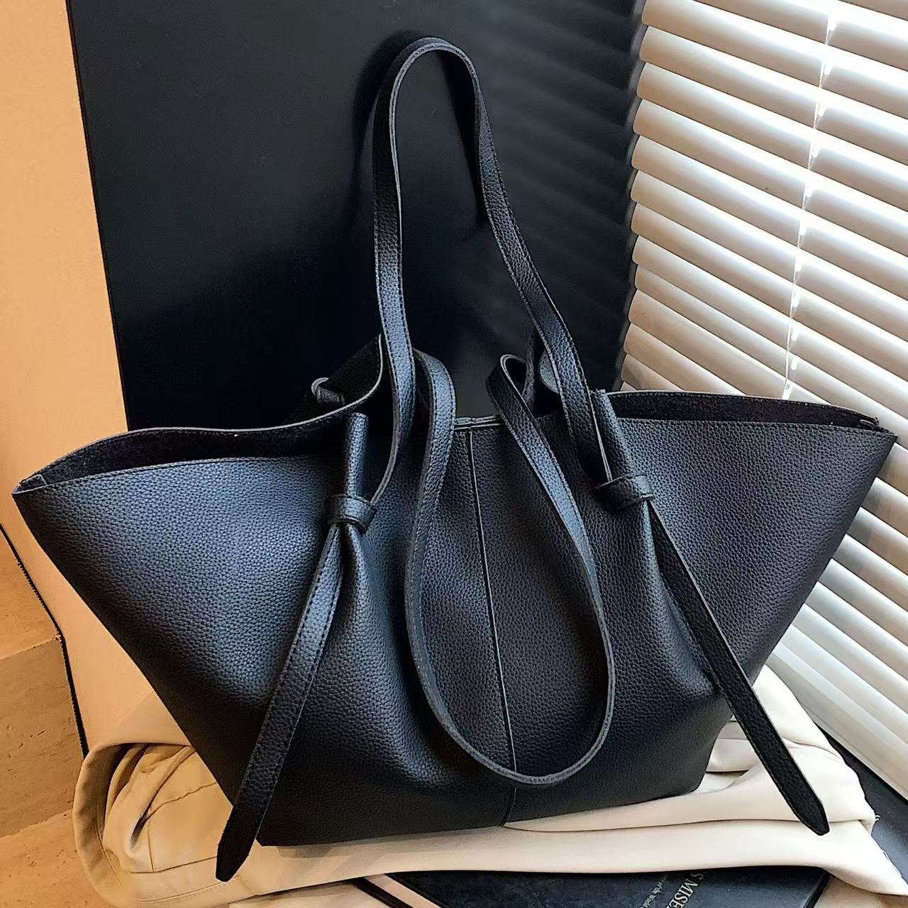 Small niche design large capacity pleated tote bag 2025 trend versatile cross-border hand-held wing bag armpit women's bag