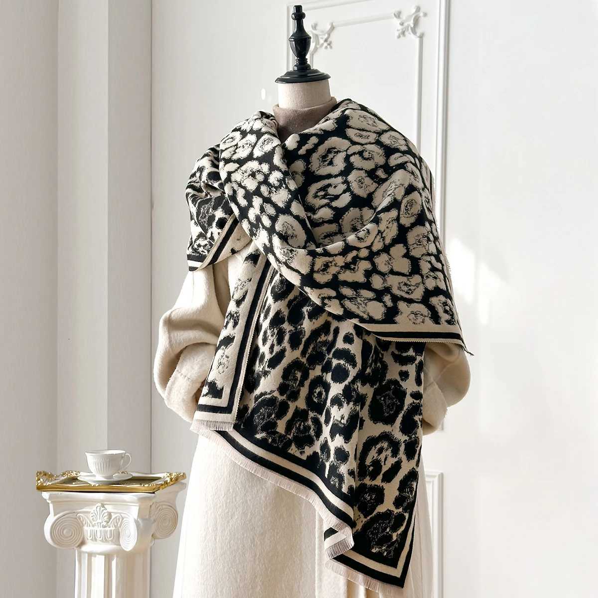 New Elegance Wen Leopard Print Scarf 2025 Winter Warmer TwoSided Scarves Fem Shls Thick Blanket Wrs Foard Y250918