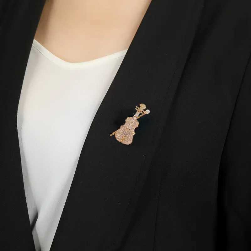 Fashion Crystal Violin BroochesFor Women Exquisite Pearl Music Concert Accessories Brooch Pins Clothing Jewelry Decoration D250918