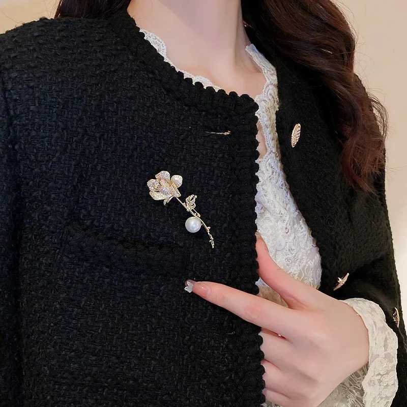 Elegant Gold Color Flower Rose Imitation Pearl Brooches For Women CZ Suit Cloth Lapel Pin Party Wedding Badges D250918
