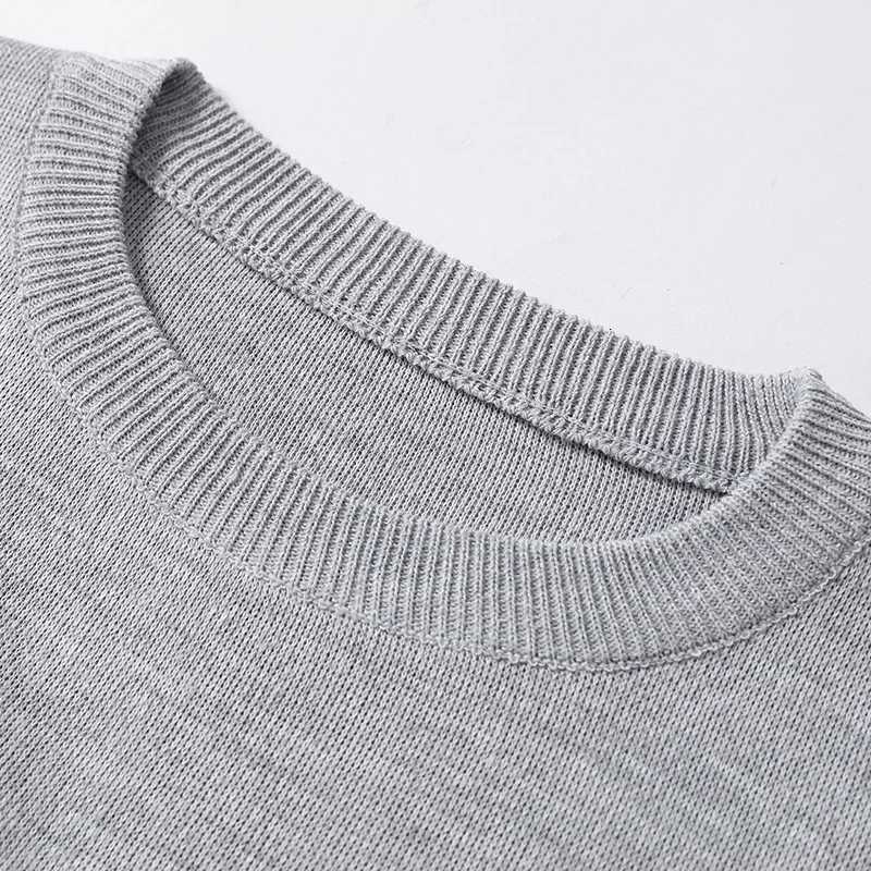 2024 New Mens Pullovers Solid Color Spring Autumn Regular Sweater Men Simple Style Oneck Male Clothing Casual Underwear TopZ250918