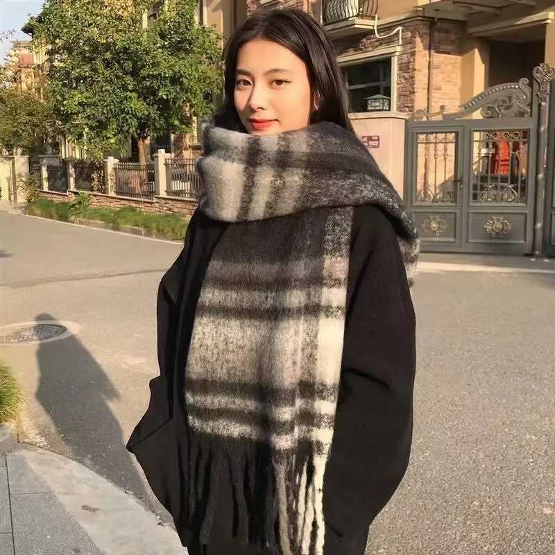 2025 Hot Luxury Winter Thick Warm Scarf Wen Cashmere Shl and Wrs Neckerchief Bufanda Fem Long Tel Echarpe Y250918