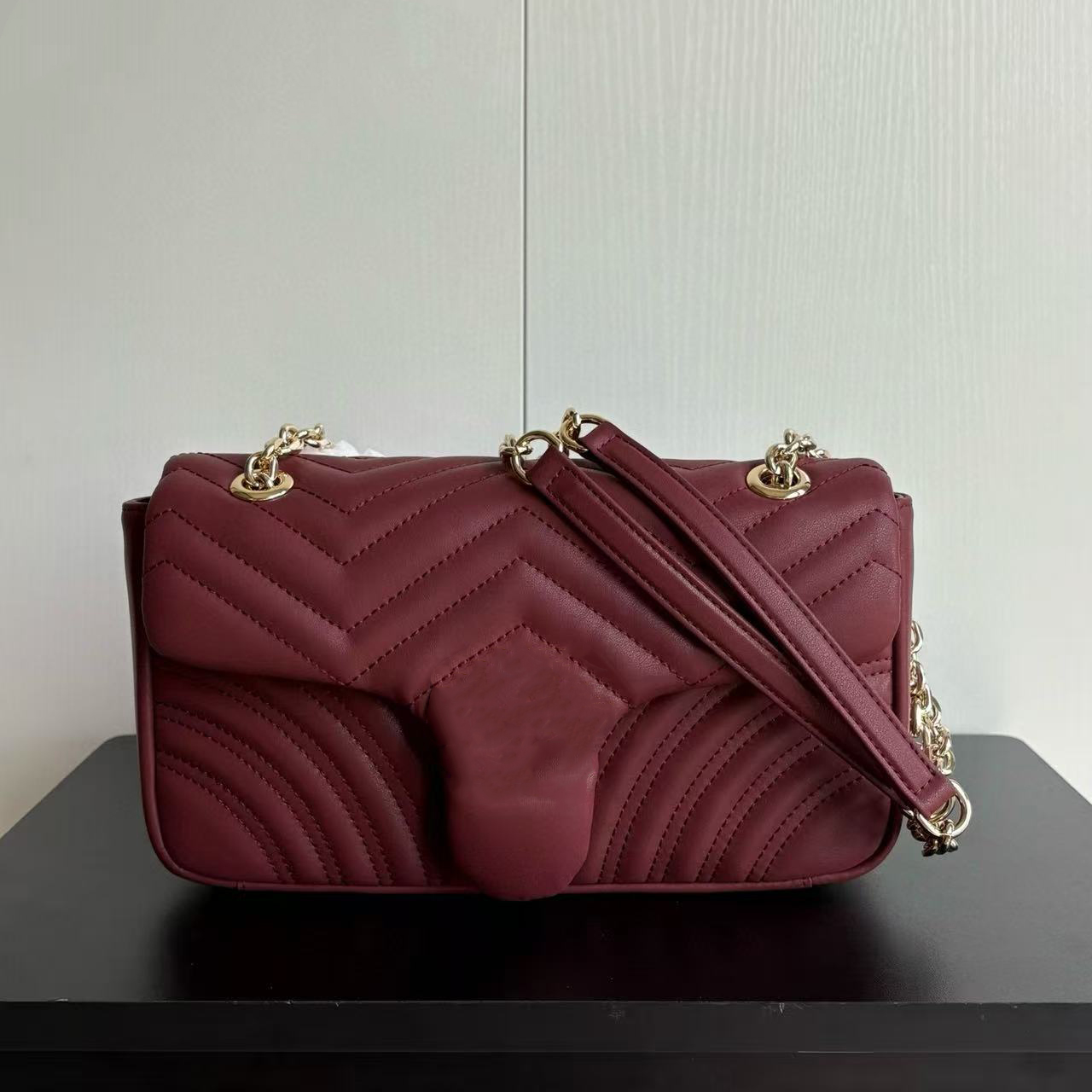 Luxury fashion designer handbag, women's fashion leather chain cross-body bag, luxury classic chain handbag.