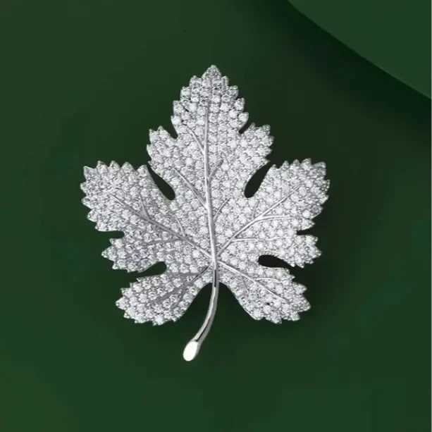 Exquisite Rhinestone Maple Leaf Metal Brooches For Women Men Crystal Inlaid Zircon Plant Pins Party Birthday Winter Jewelry D250918