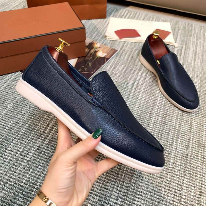 The new loafers are comfortable for men to wear with one foot. They are flat, fashionable, classic and trendy couple shoes without the same style. fre