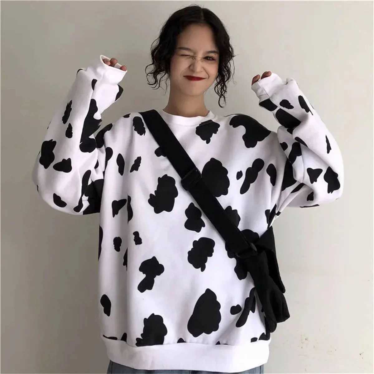 Autumn Cow Milk Printed Girls Black and White Pullover Charm Women Sweatshirt Fashion Loose Hoodie Sweatshirts Hoodie FemalesZ250918