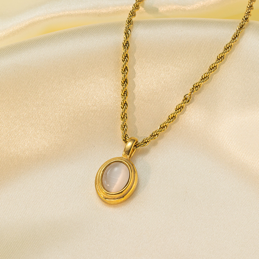 designer Necklace Retro Black Onyx Natural White Mother-of-Pearl Necklace for Women Light Luxury Niche High-End Elegant Collarbone Chain Necklace Whol