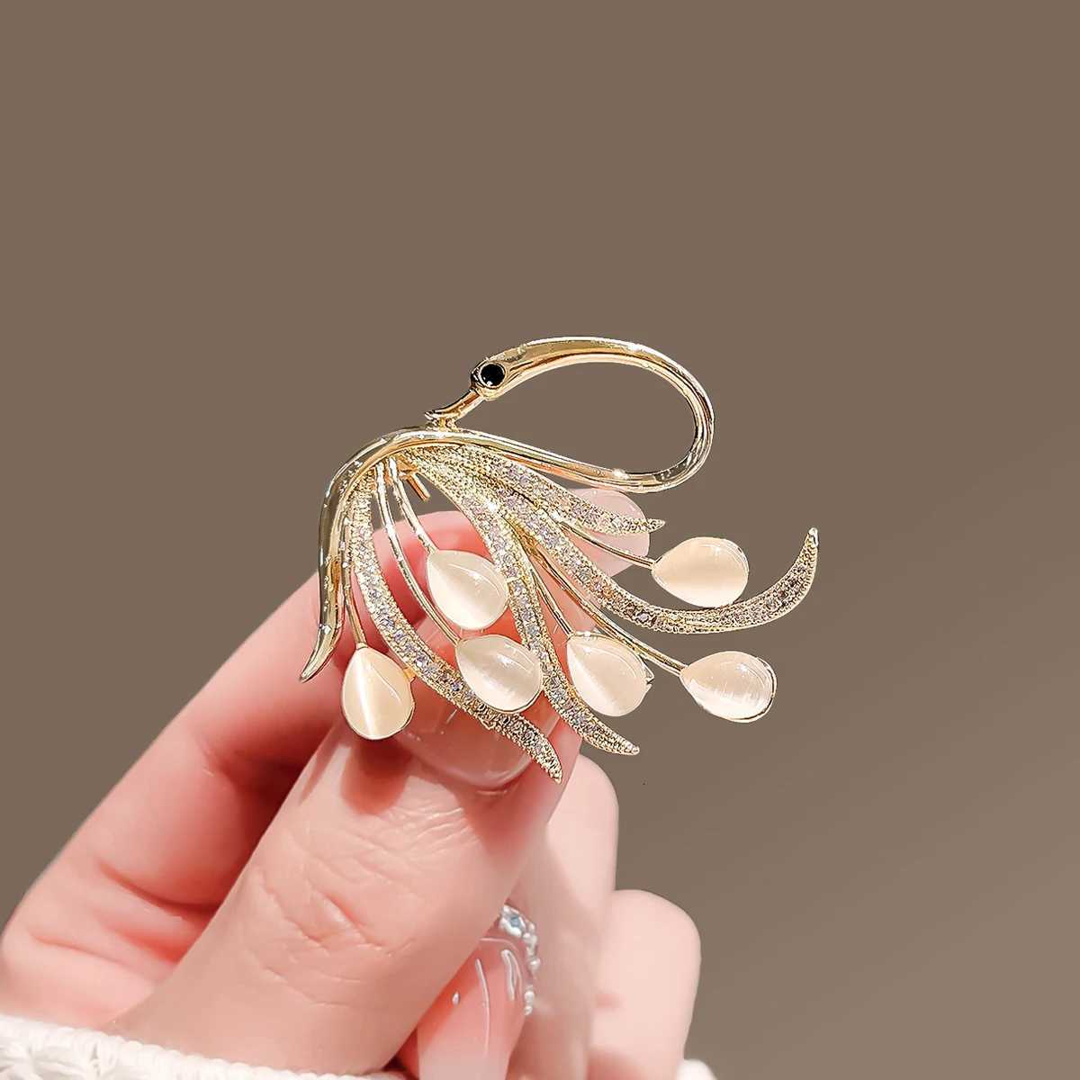 New Luxury Opal Swan Brooch Personality Exquisite Animal Pins Highgrade Coat Corsage Accessories D250918