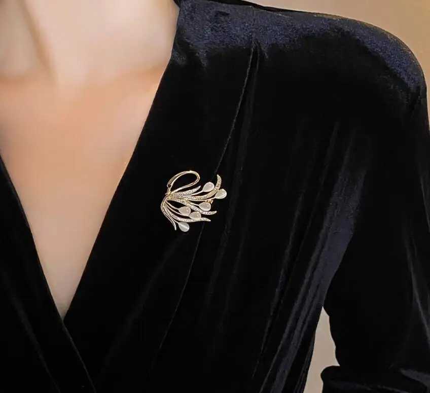 New Luxury Opal Swan Brooch Personality Exquisite Animal Pins Highgrade Coat Corsage Accessories D250918