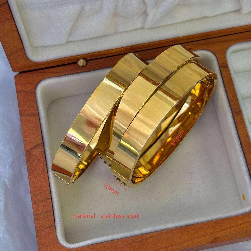 Letter Bracelet Women, Light , High-End Feel, Titanium Steel, Non-Fading, Exquisite Ins Fashion Design, Gold Hand Jewelry for Women ddmypluto