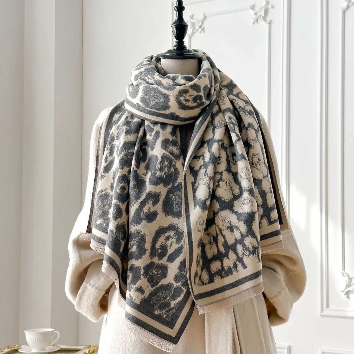 New Elegance Wen Leopard Print Scarf 2025 Winter Warmer TwoSided Scarves Fem Shls Thick Blanket Wrs Foard Y250918