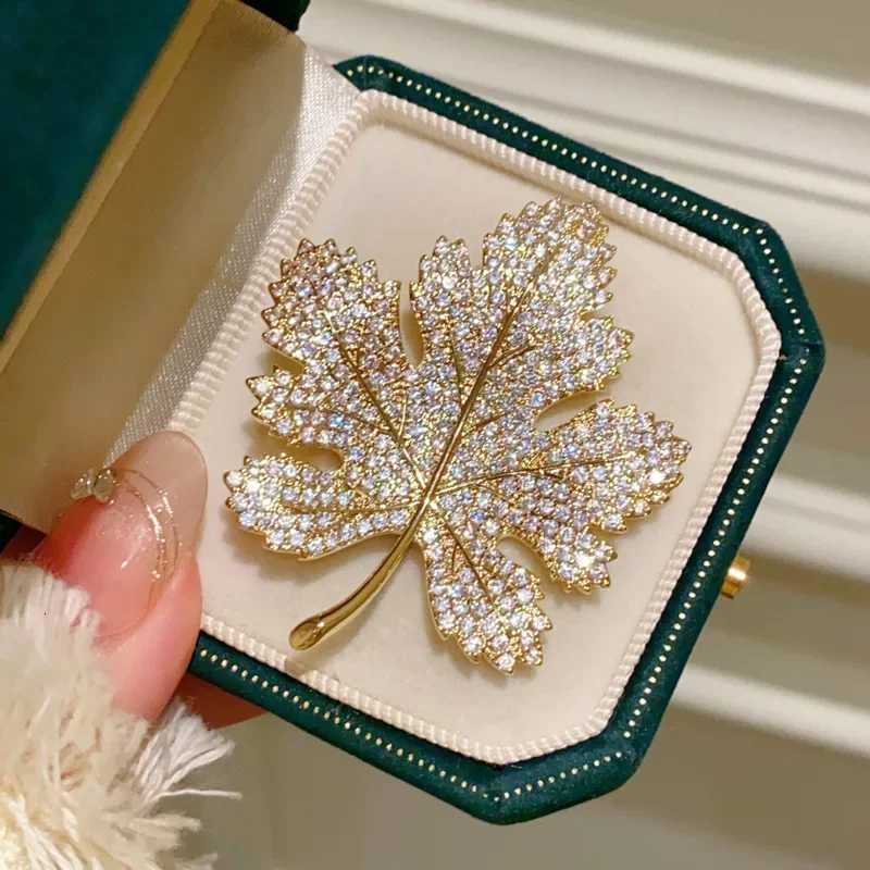 Exquisite Rhinestone Maple Leaf Metal Brooches For Women Men Crystal Inlaid Zircon Plant Pins Party Birthday Winter Jewelry D250918