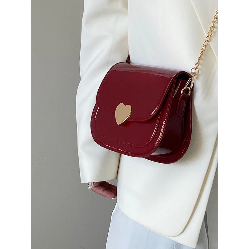 Patent Leather Womens Love Heart Messenger Bag Retro Red Ladies Small Shoulder Bags Fashion Chain Female Saddle Handbags 250918