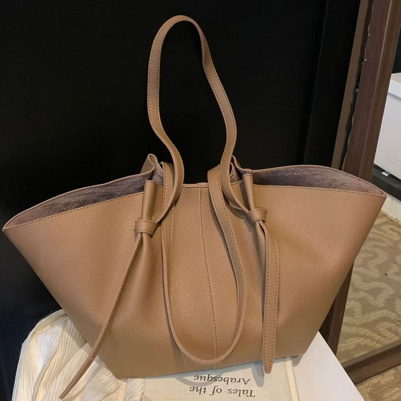 Small niche design large capacity pleated tote bag 2025 trend versatile cross-border hand-held wing bag armpit women's bag