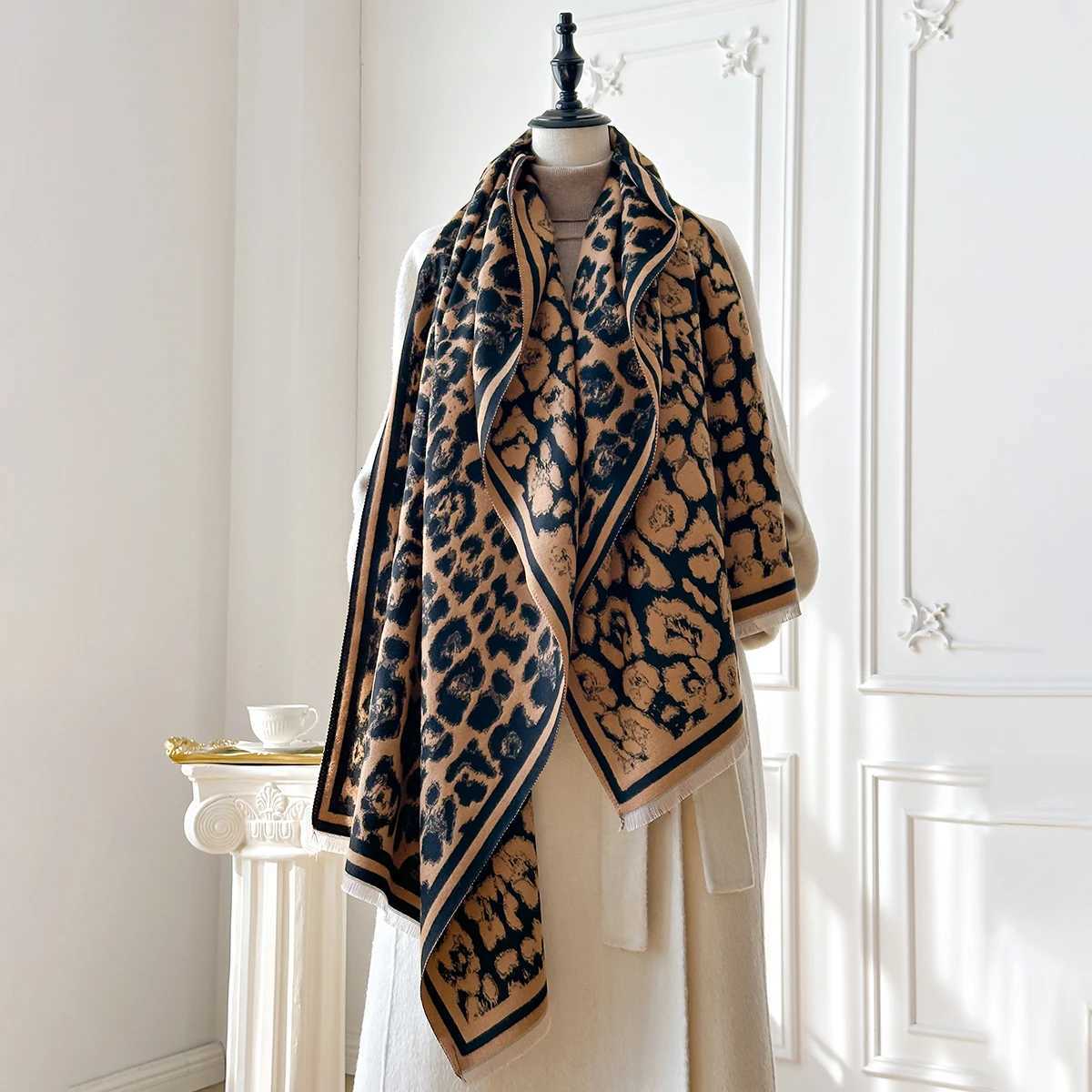 New Elegance Wen Leopard Print Scarf 2025 Winter Warmer TwoSided Scarves Fem Shls Thick Blanket Wrs Foard Y250918