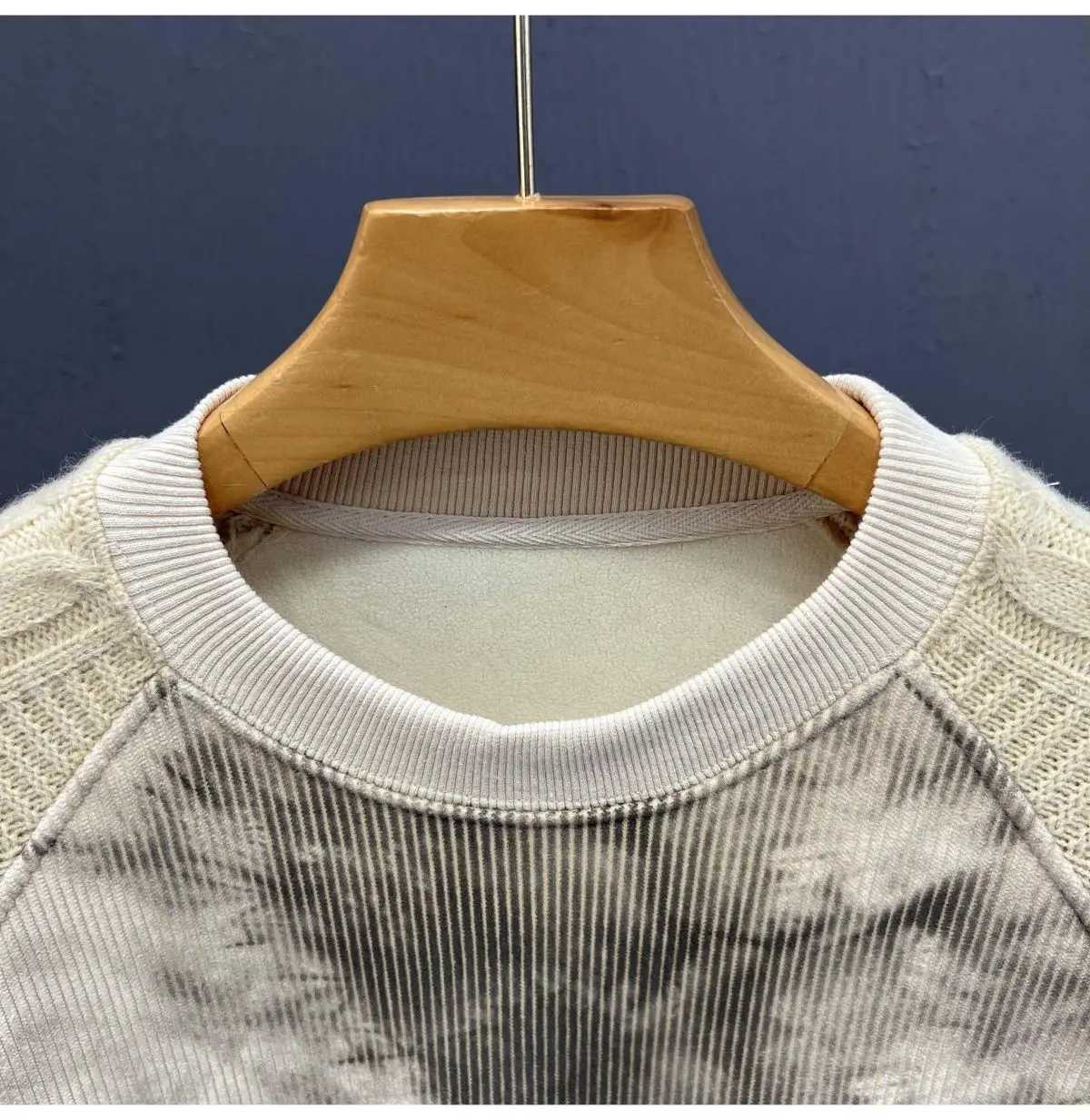 Handsome and Versatile Mens Longsleeved Sweater Design Round Neck Trendy TopZ250918