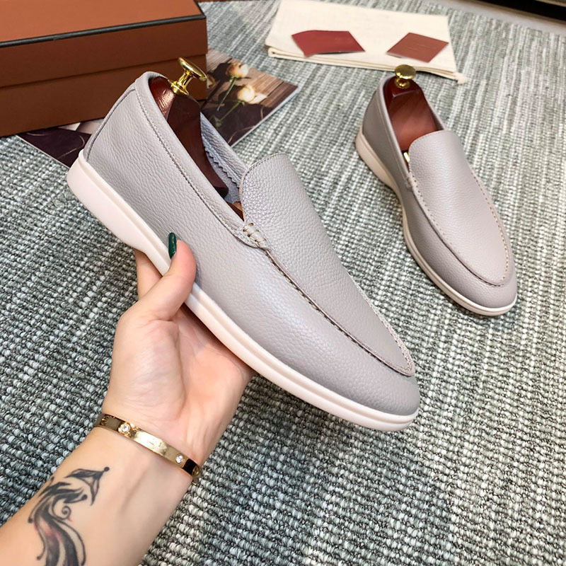 The new loafers are comfortable for men to wear with one foot. They are flat, fashionable, classic and trendy couple shoes without the same style. fre