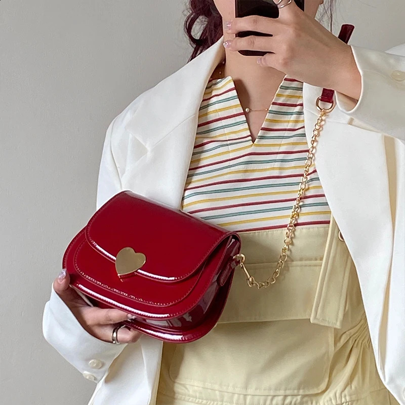 Patent Leather Womens Love Heart Messenger Bag Retro Red Ladies Small Shoulder Bags Fashion Chain Female Saddle Handbags 250918