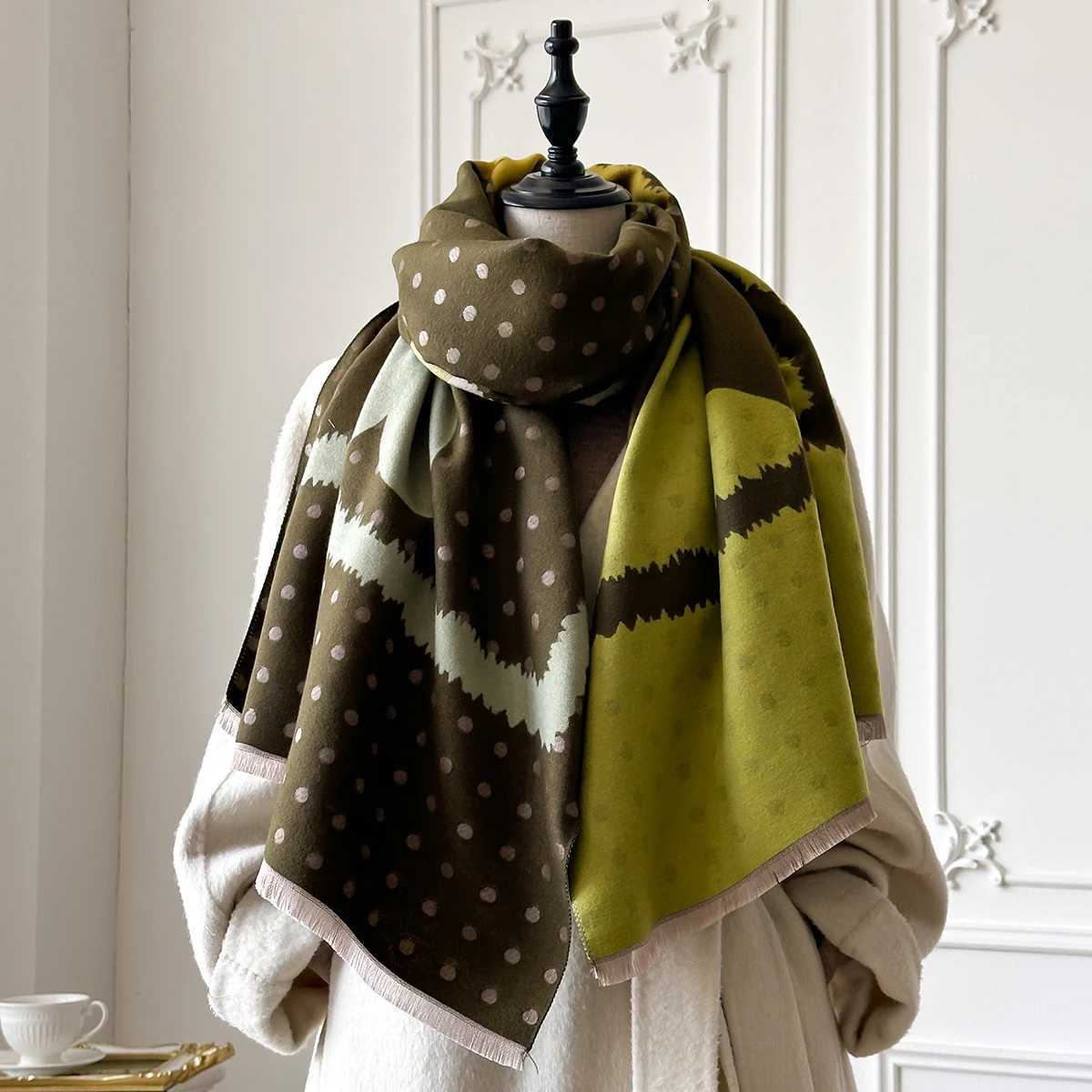 New Luxury Brand Cashmere Scarf Winter Wen Jacquard Shls Warm Blanket Wrs Fem Foard Bandana Thick Scarves Y250918