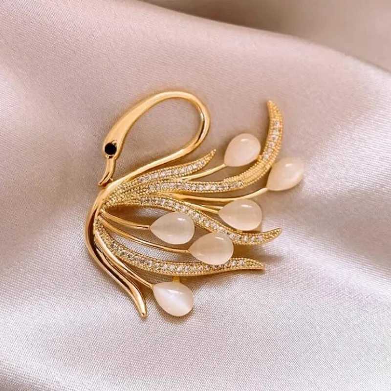 Exquisite Cat Eye Swan Brooch Highend Feminine Corsage Fashion Suit Personalized Pin Neck Clothing Accessories D250918