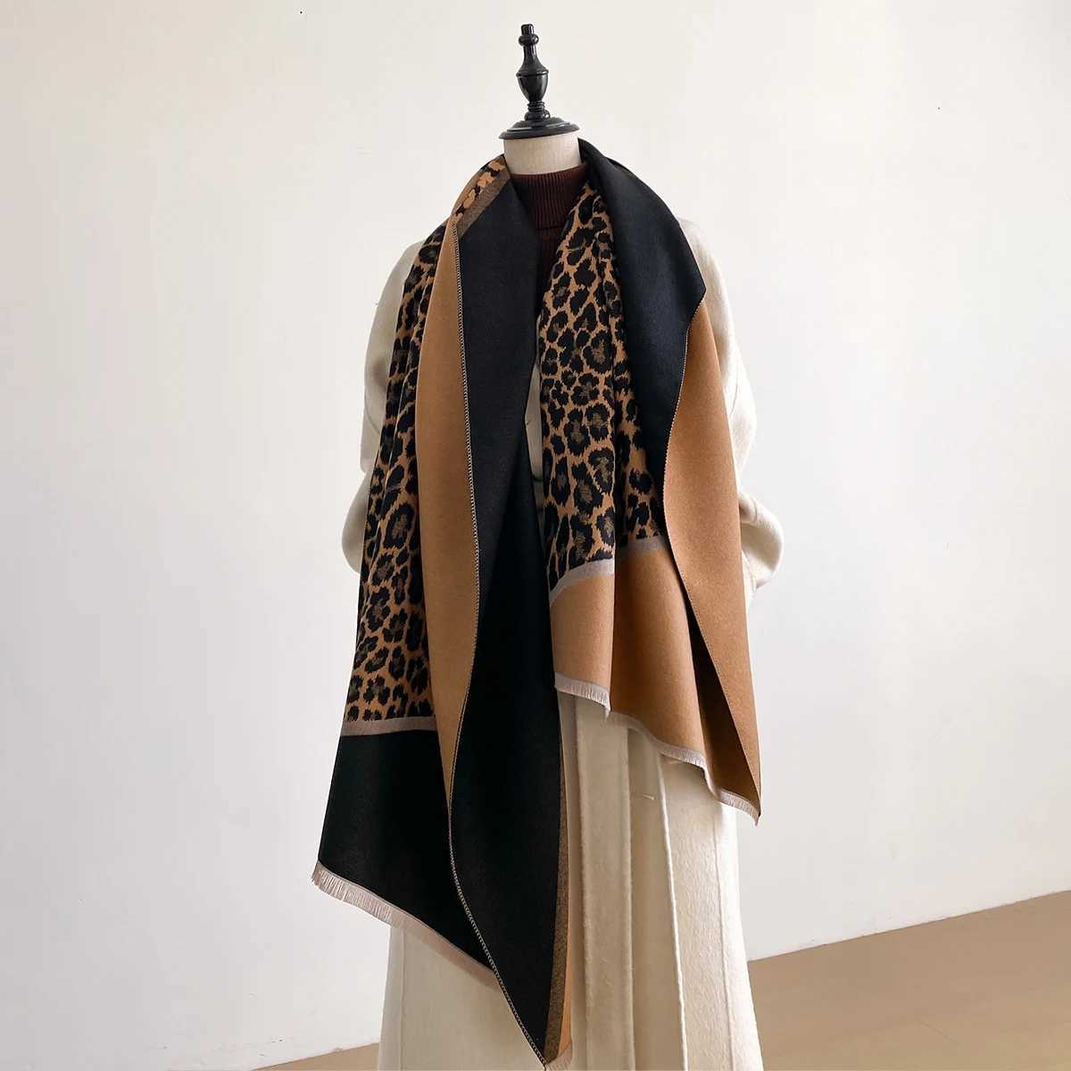 2025 New Elegance TwoSided Leopard Print Scarf Warm Fringe Shl Autumn and Winter Outdoor Coldproof Windproof Blanket Y250918