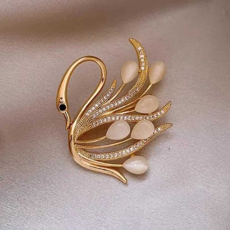 Exquisite Cat Eye Swan Brooch Highend Feminine Corsage Fashion Suit Personalized Pin Neck Clothing Accessories D250918
