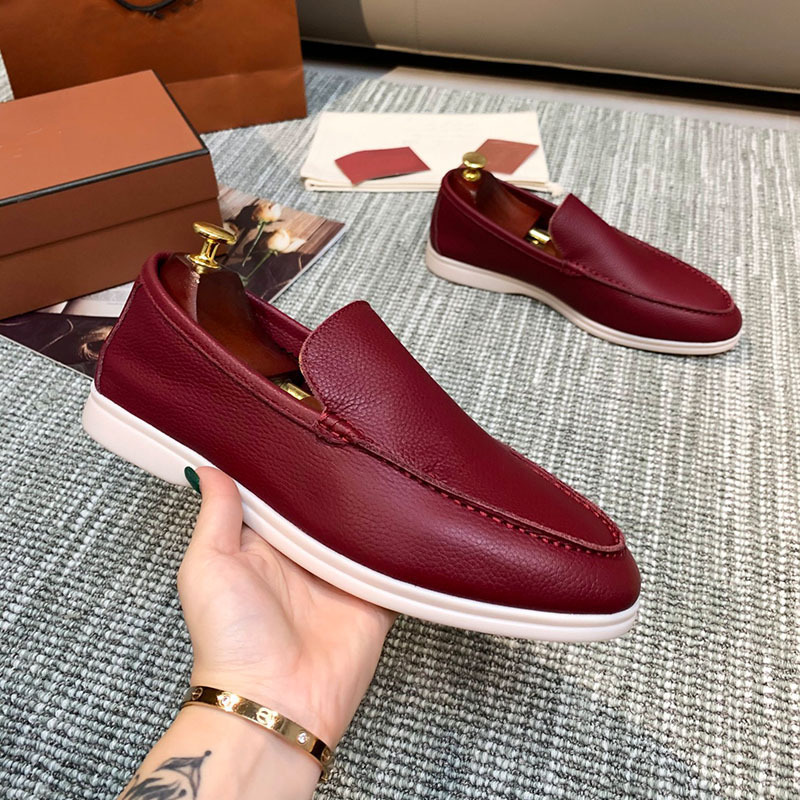 The new loafers are comfortable for men to wear with one foot. They are flat, fashionable, classic and trendy couple shoes without the same style. fre
