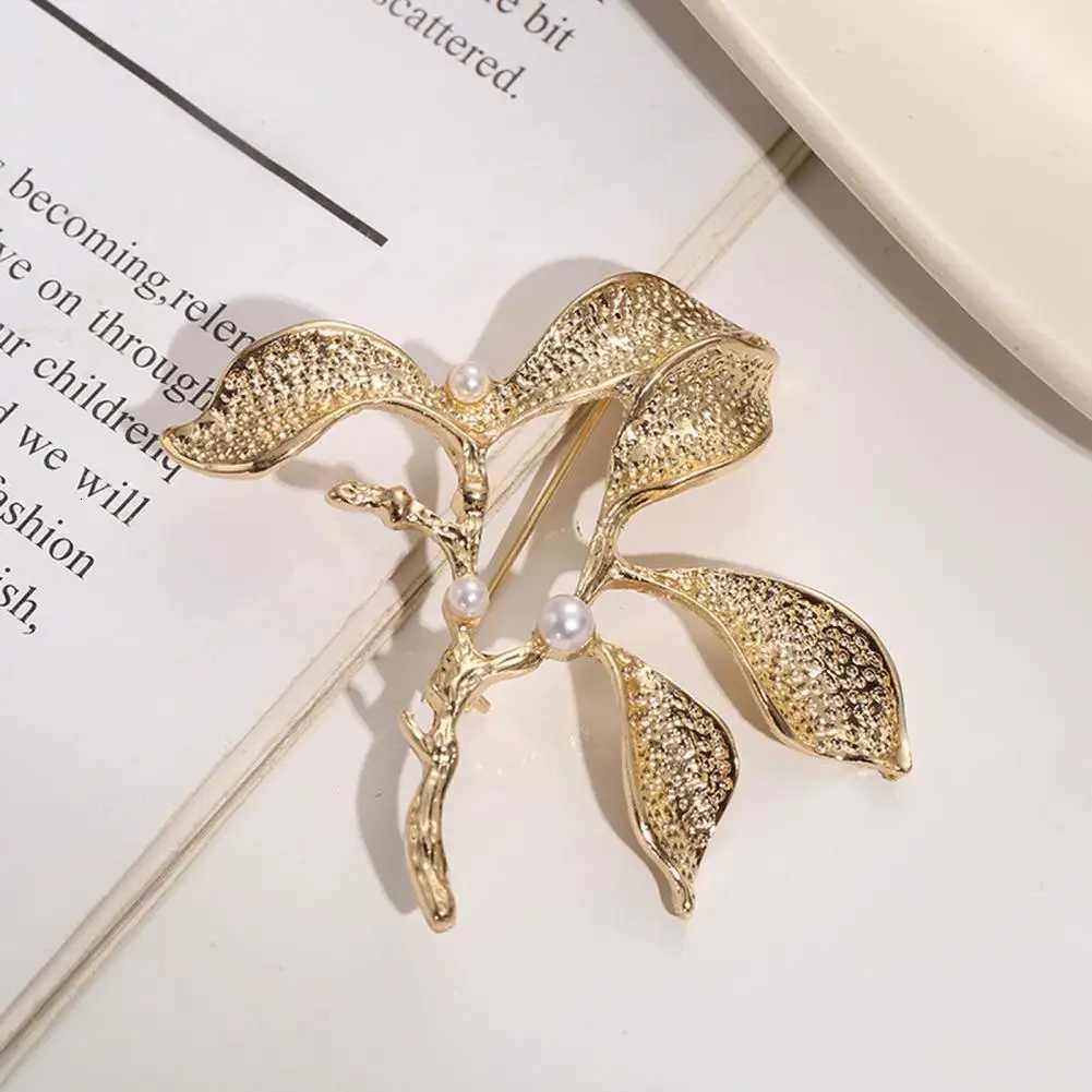 Faux Pearl Brooch Elegant Rhinestone Flower Brooch for Women Retro Style Suit Coat Pin Antislip Scarf Decoration for Prom D250918