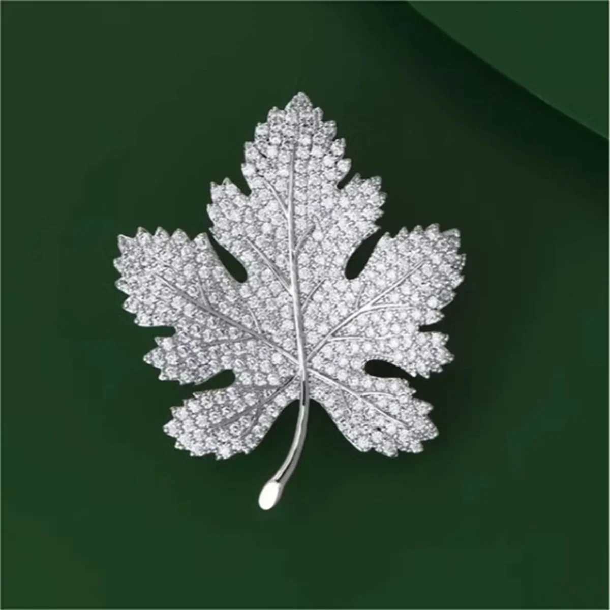 Maple Leaf Brooch Exquisite Luxury Temperament Chest Flower Pin Inlaid Zircon Mens And Womens Fashion Jewelry Party Gift 2024 D250918