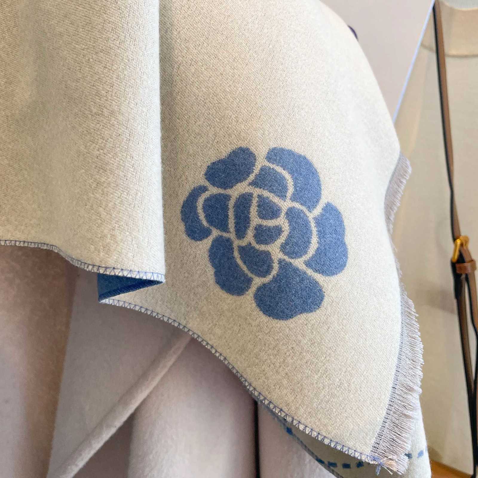 2023 Designer Cashmere Scarf Wen Winter Shl And Wrs Hijab Thick Blanket Ladies Long Echarpe Neckerchief Bufanda Y250918