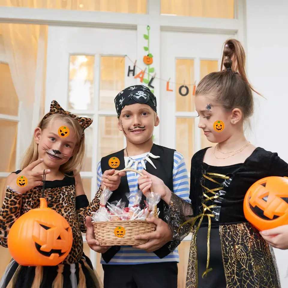 500PCSRoll Halloween cartoon gift label stickers selfadhesive stickers sealing stickers holiday decoration label stickers C250918