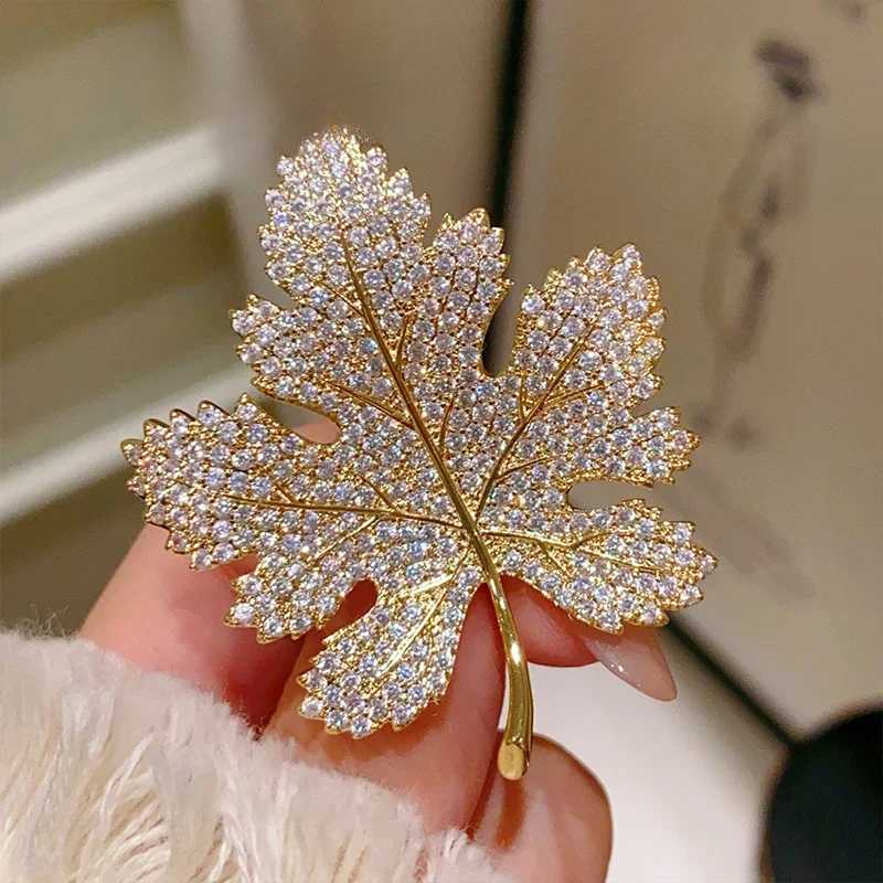 Exquisite Rhinestone Maple Leaf Metal Brooches For Women Men Crystal Inlaid Zircon Plant Pins Party Birthday Winter Jewelry D250918