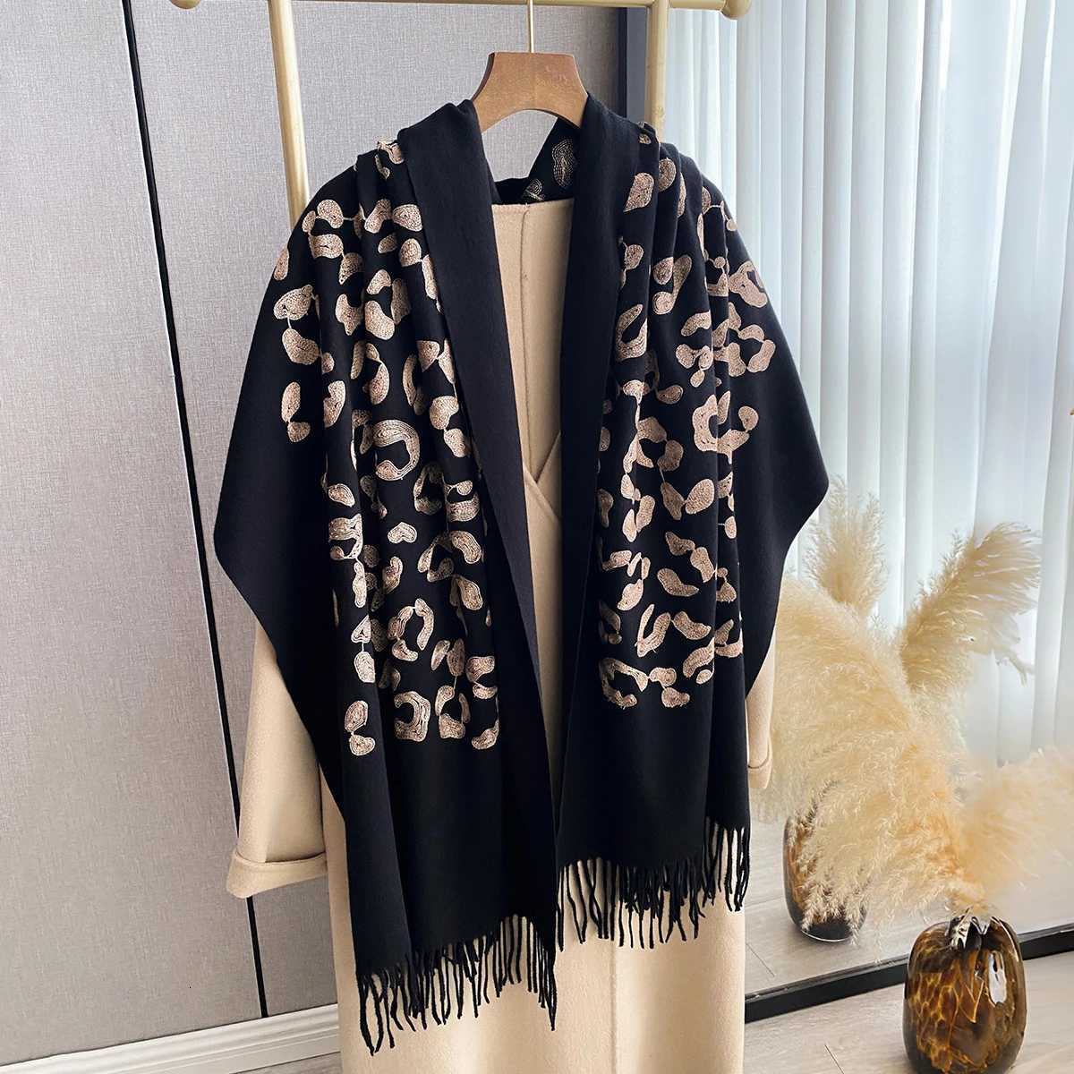 2025 Luxury Warm Poncho Cashmere Winter Wen Scarves Embroidery Shl Wrs Fem Thick Blanket Bufanda Echarpe Scarf Y250918