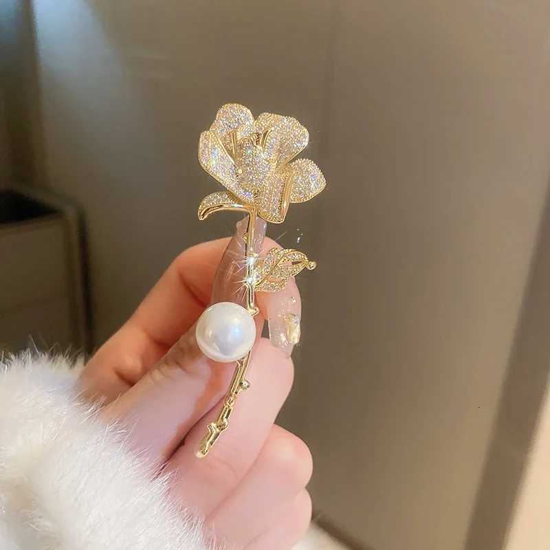 Elegant Gold Color Flower Rose Imitation Pearl Brooches For Women CZ Suit Cloth Lapel Pin Party Wedding Badges D250918