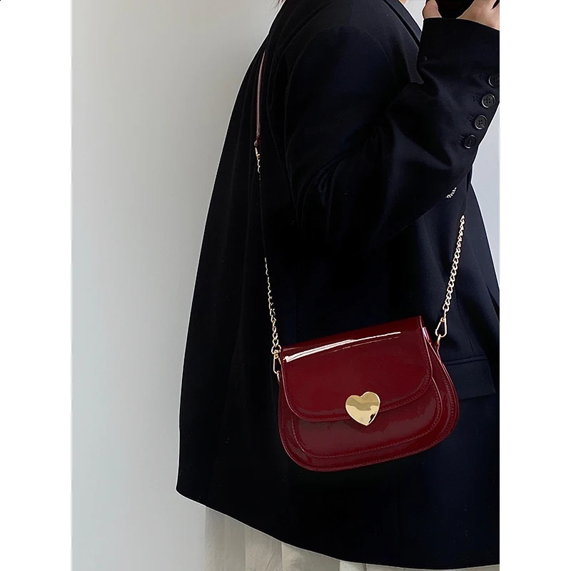 Patent Leather Womens Love Heart Messenger Bag Retro Red Ladies Small Shoulder Bags Fashion Chain Female Saddle Handbags 250918