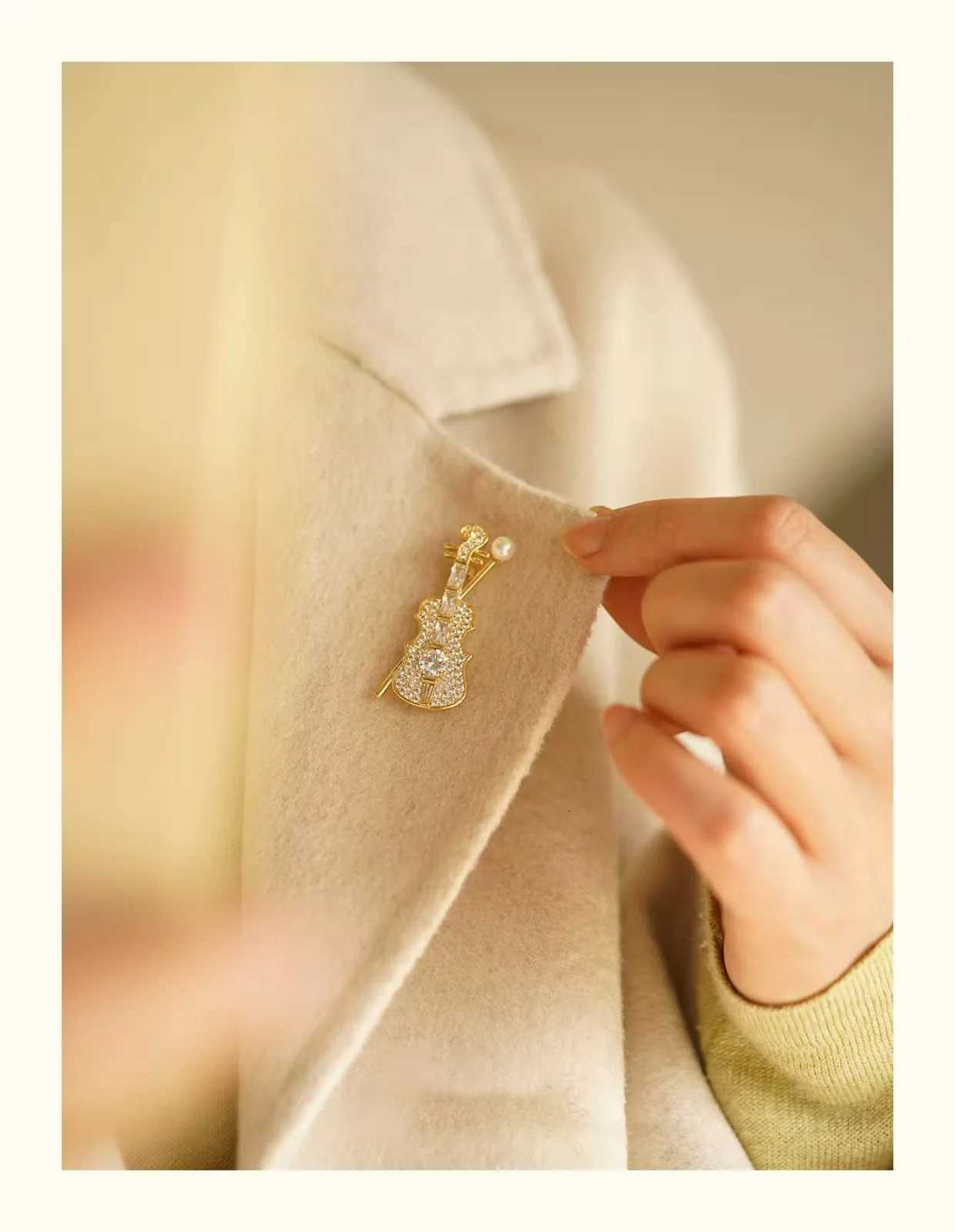 Fashion Crystal Violin BroochesFor Women Exquisite Pearl Music Concert Accessories Brooch Pins Clothing Jewelry Decoration D250918
