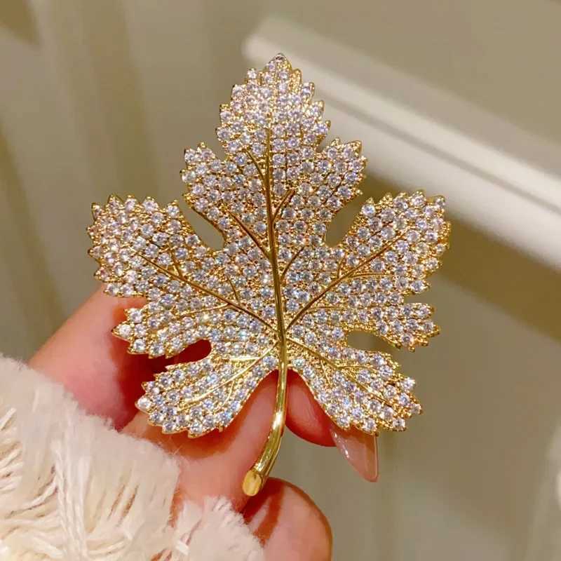 Exquisite Rhinestone Maple Leaf Metal Brooches For Women Men Crystal Inlaid Zircon Plant Pins Party Birthday Winter Jewelry D250918