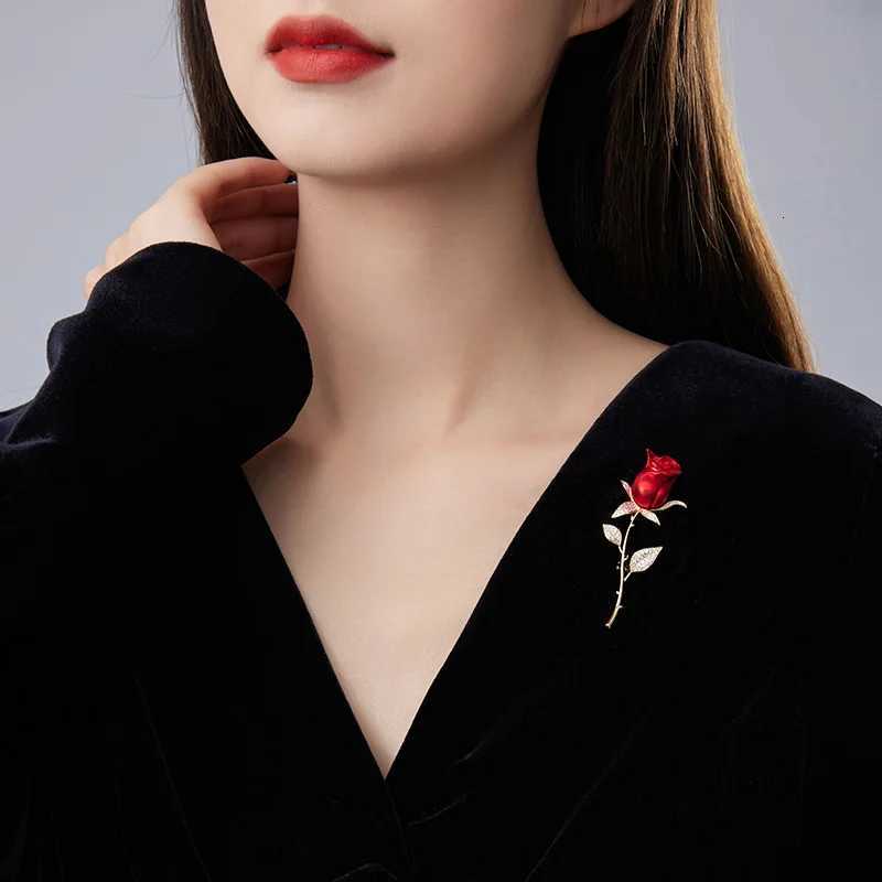 Creative Beautiful Rhinestone Rose Flower Brooches For Women Lady Elegant Flower Pin Summer Wedding Party Valentines Day Gift D250918