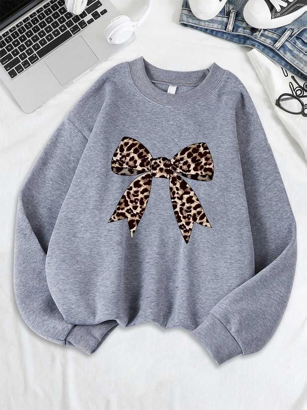 Bow Leopard Printing Sweatshirts Womens Crewneck Basics Hoodies Loose Fleece Warm Clothes Autumn Winter Sporty Woman PulloverZ250918