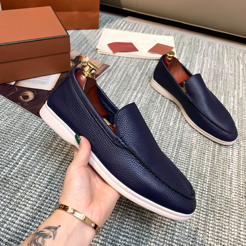 The new loafers are comfortable for men to wear with one foot. They are flat, fashionable, classic and trendy couple shoes without the same style. fre
